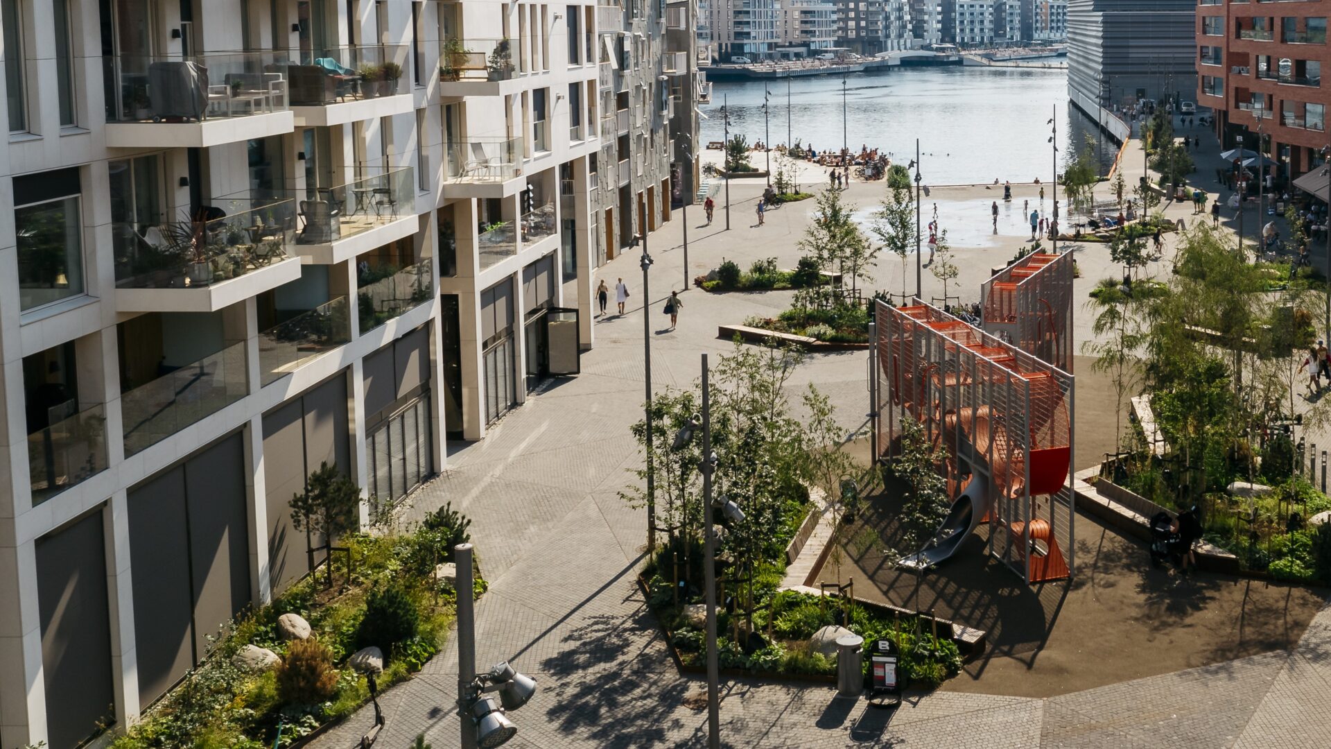 Uteområde med beplantning og lekeapparat ved Aud Blegen Svindlands plass
