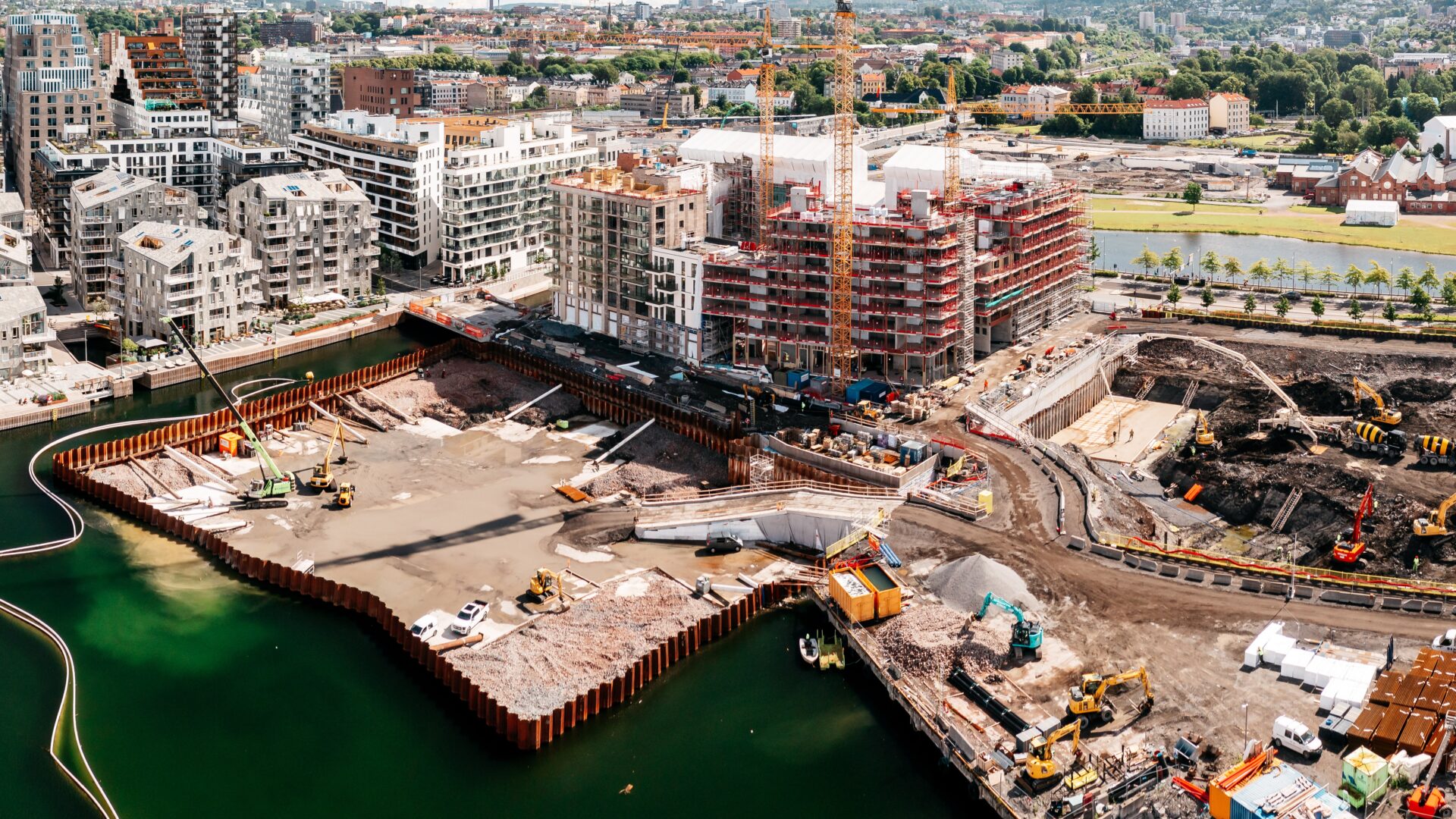 Byggegrop med utgraving og fundamentering ved fjorden i Bispevika
