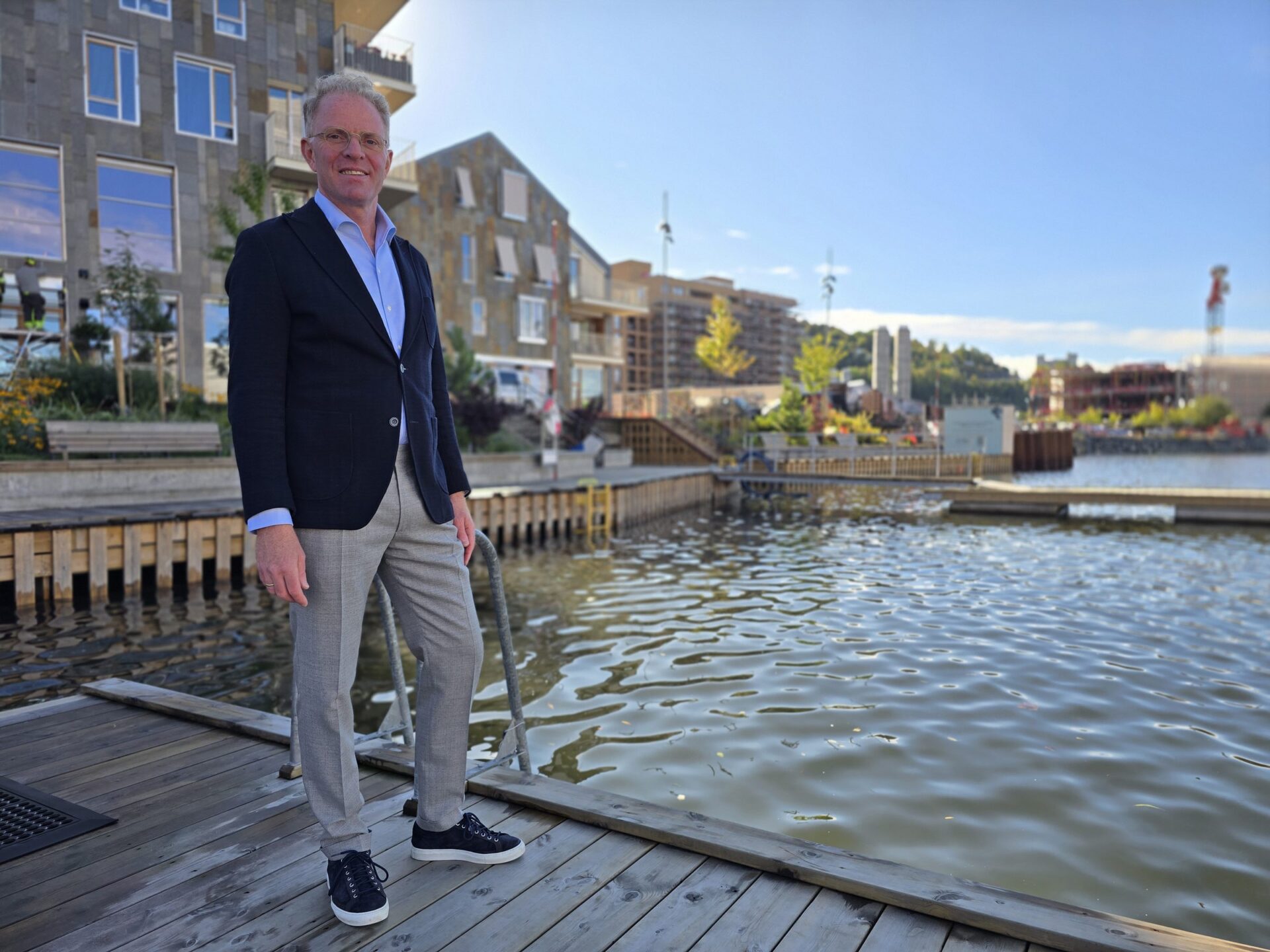 Karl Jon Sørli på en brygge i Bjørvika
