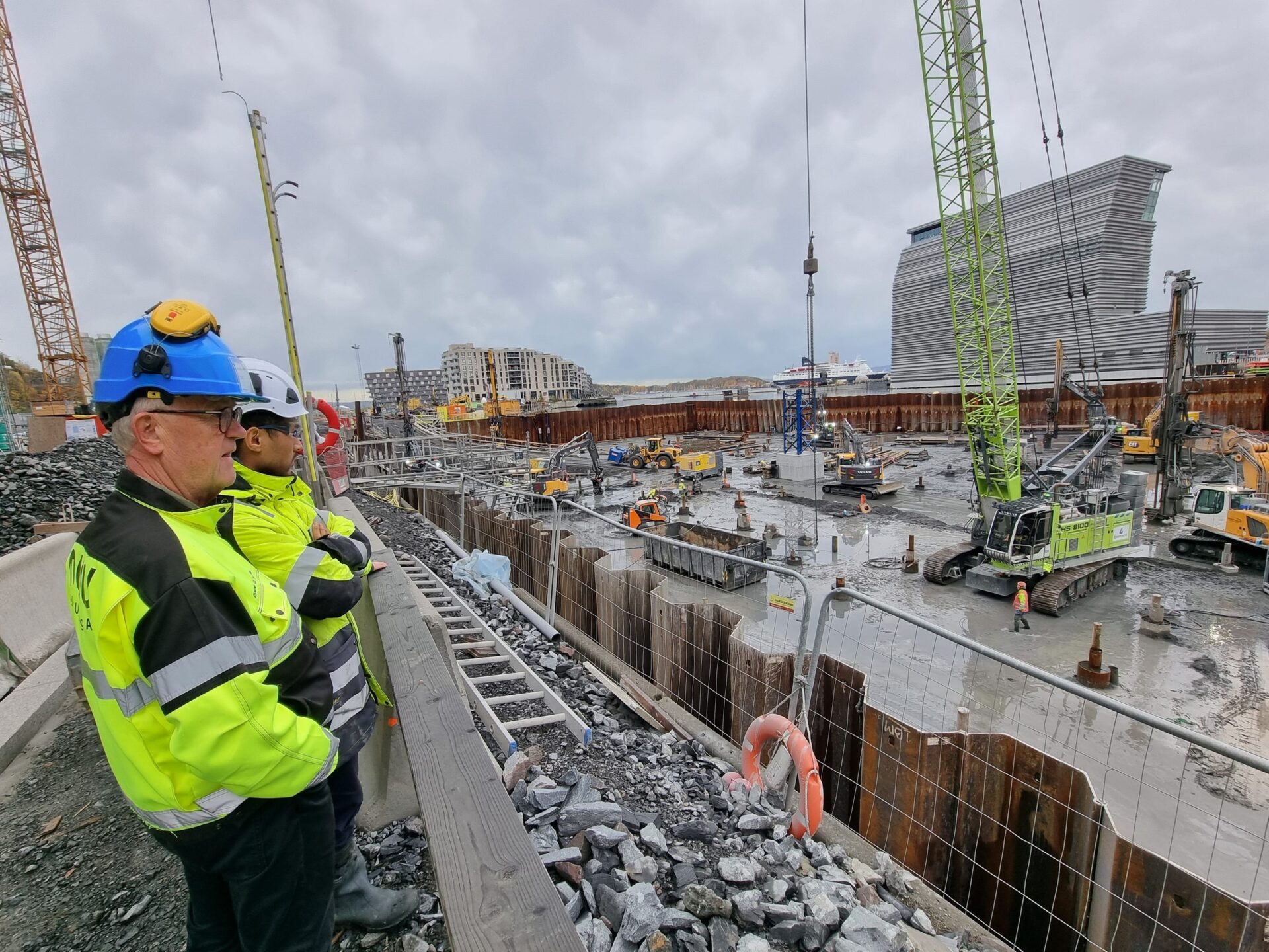 Karl Jon Sørli i verneutstyr på en byggeplass ved fjorden