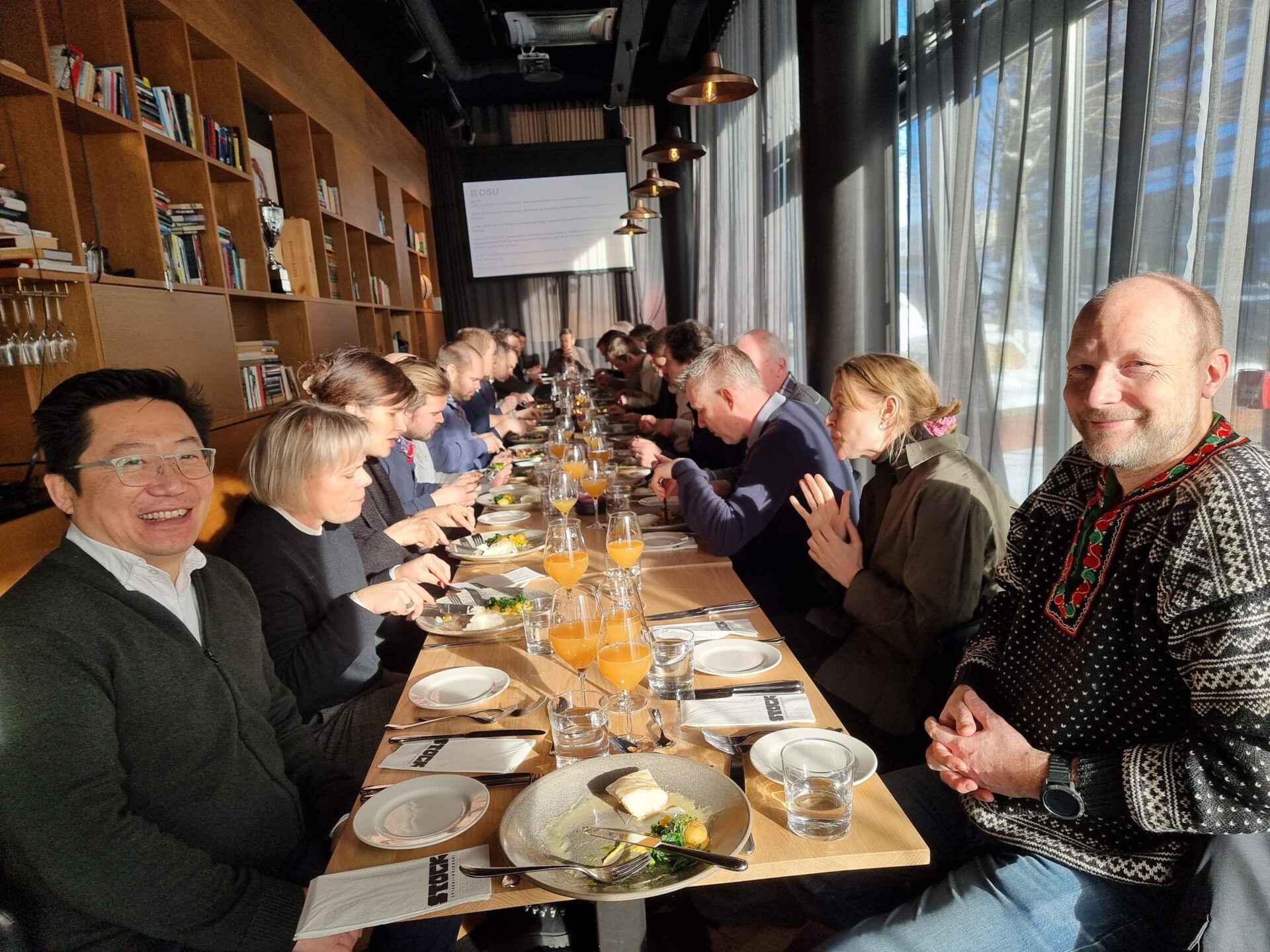 Samarbeidspartnere samlet rundt et langbord til lunsj