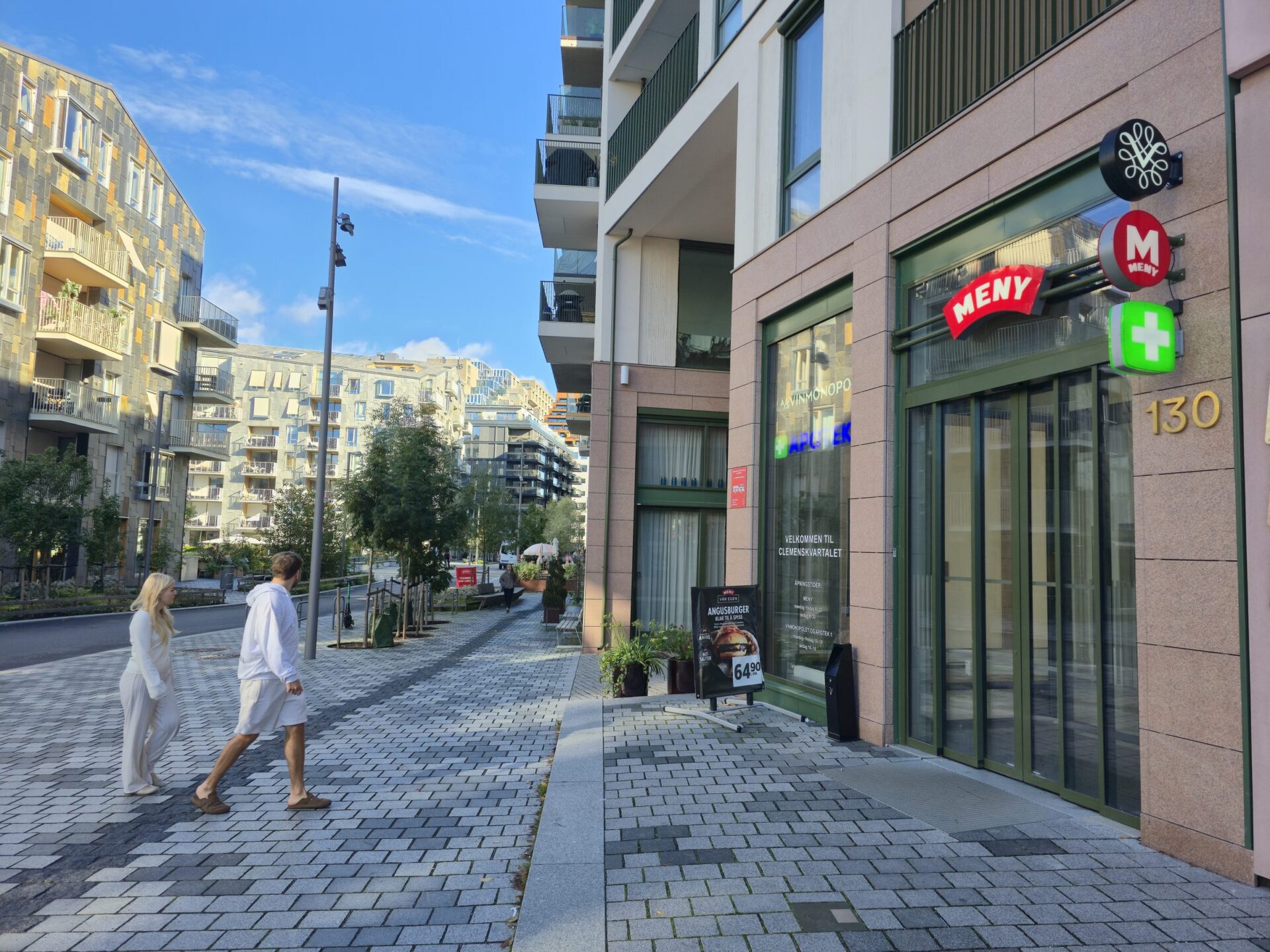 Gateliv i Clemenskvartalet med butikker og fotgjengere