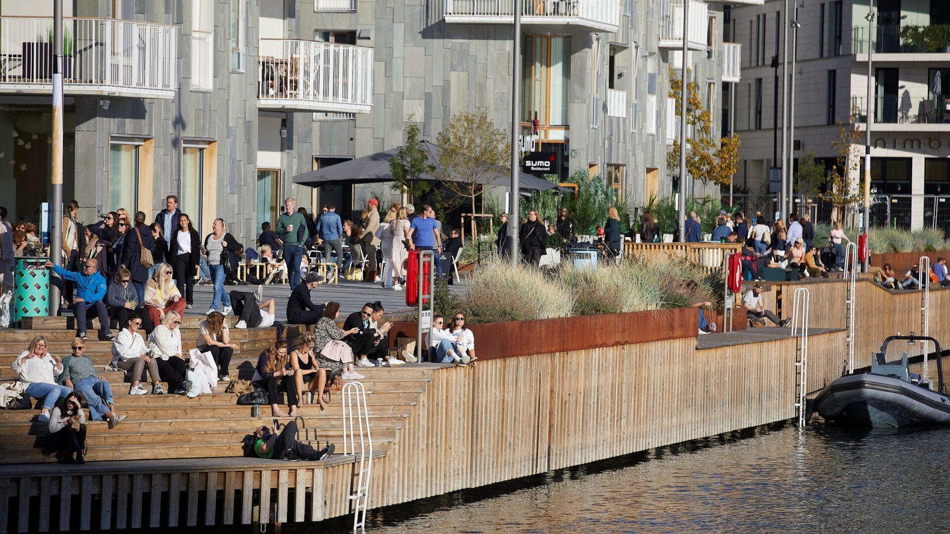 Folk samlet på trappene ved vannet i Bjørvika