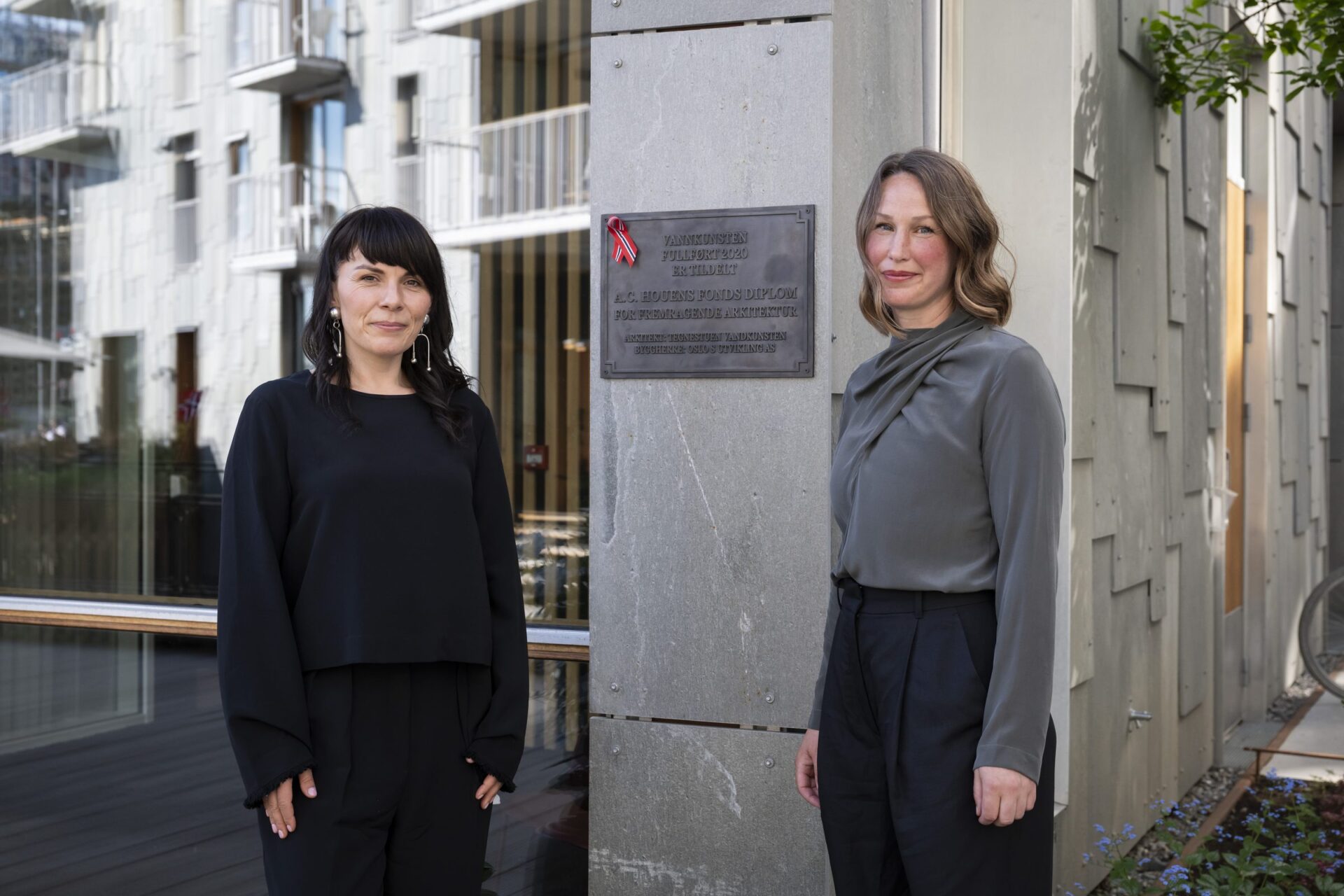 To kvinner ved plaketten for Houens fonds diplom